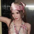 Pañuelo de satén rosa con estampado Y2K para mujer, accesorio de pelo retro chic - Y2K Retro Art Font Pink Headscarf / Letras Rosas