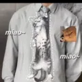 Detailopname van een creatieve stropdas met realistische tabby kattenprint op grijs shirt - Kat (Grijze Kat)