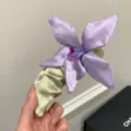 Detailaufnahme einer eleganten lila Stoffblumen-Bananen-Haarklammer - Lila