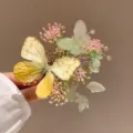 Detalle macro de una delicada pinza para el cabello con mariposas y flores para Hanfu - Estilo Pinza Mariposa Flor (1#) / Amarillo claro
