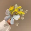 Primer plano de un elegante pasador para el pelo con mariposa azul y flores amarillas - Estilo Pinza Mariposa Flor (2#) / Azul