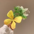 Primer plano de una exquisita pinza para el cabello con mariposa amarilla y flores. - Estilo Pinza Mariposa Flor (3#) / Amarillo tierno