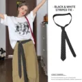 Corbata versátil a rayas blancas y negras usada como cinturón - Cuadros Coreanos (Sarga Negra)