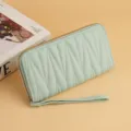 Portafoglio lungo trapuntato verde menta da donna con cinturino e chiusura a zip dorata. - Modello lungo / 007 Modello lungo celeste
