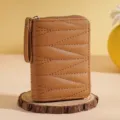 Monedero tarjetero compacto de cuero acolchado marrón con cremallera y correa de mano. - Tostado