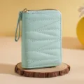 Tarjetero de acordeón verde claro, mini monedero con cremallera y elegante diseño acolchado. - Azul cielo