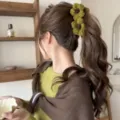 Handgefertigte gehäkelte Blumen-Banane Haarspange in Olivgrün, 13 cm große Größe - Grün