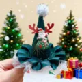 Diadema festiva de gorro navideño verde con cuernos de reno rojos y detalle de Papá Noel. - Pinza de Pelo de Mini Gorro (23#) / 1 Pieza / Papá Noel