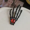 Pinza para el pelo de mano de esqueleto gótico con ojo rojo realista - Pinza de Mano de Esqueleto con Ojo Halloween Negro