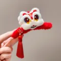 Pinza de pelo de león danzante de felpa con borla roja y colgante Fu de Año Nuevo. - Pinza de Garra Danza del León / Rojo