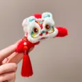 Pinza para el pelo de peluche Danza del León con borla roja y colgante de la suerte - Pinza de Garra Tigre Blanco / Rojo