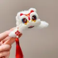 Pinza de pelo tradicional de peluche danza del león con borla roja y colgante de Fu - Pinza de Garra Danza del León / Blanco