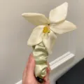 Eleganter cremefarbener Blumen-Bananen-Haarclip mit hellgrünem Raffstoff und gelben Perlen - Milchgelb