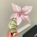 Eleganter rosa Satin-Blumen-Bananenclip mit grünen Falten für Pferdeschwanzfrisuren - Rosa