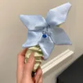 Elegante pinza de pelo tipo banana con flor de satén azul claro hecha a mano para coleta - Pinza Banana Flor de Lirio / Azul