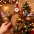 Primer plano de una diadema navideña de cuernos de reno con gorro de Papá Noel y luces LED - Diadema de Navidad - Muñeco de Nieve de Pompones (14#) / 1 Pieza
