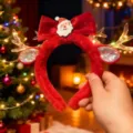Primer plano de una diadema festiva de reno de Navidad roja con astas LED brillantes - Diadema - Muñeco de Nieve con Pajarita (12#) / Rojo