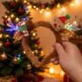 Primer plano de una diadema de reno navideña de felpa con cuernos LED brillantes y decoraciones - Diadema de Navidad - Bastón de Caramelo de Reno (15#) / 1 Pieza