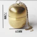 Goldenes Edelstahl Tee-Ei mit Kette zum Aufbrühen von losem Blatt-Tee und Kräutern. - Goldene große Kugel