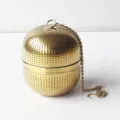 Goldener Tee-Ei-Filter aus Edelstahl, feines Sieb mit Kette und praktischem Haken. - Goldene mittlere Kugel