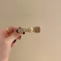 Vue détaillée d'une pince à cheveux vintage avec perles élégantes et strass brillants - Nœud Champagne