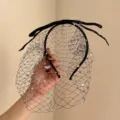 Dettaglio del cerchietto velo da sposa retrò nero decorato con strass molto brillanti - Nero
