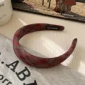 Elegante bruine geruite haarband in Maillard-stijl, gezellige haaraccessoire voor de winter. - Rood