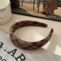 Bruine Maillard geruite haarband voor een elegante, hoogwaardige vintage herfstlook - Donker Koffie