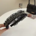 Elegantes schwarzes Stirnband aus Rüschenspitze mit glitzernden Strass-Blattmustern. - Einlagig-Weizenährenstil