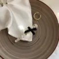 Pince à cheveux élégante en cristal avec nœud noir sur un tissu en soie blanche - Pince Bec de Canard Cristal Noir / Noir