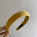 Serre-tête rembourré jaune vif avec un design haut pour un look de visage affiné - Style Éponge Satinée Haut Crânien / Jaune vif