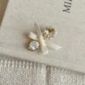 Pince à cheveux élégante avec nœud en ruban crème et détails en cristal et perles - Pince Nœud Blanc Strass