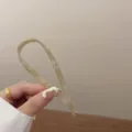 Pic à cheveux en forme de U nacré minimaliste avec finition marbrée verte élégante - Style Vague Croisée / Beige et Vert