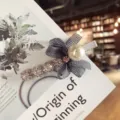 Pince à cheveux faite main avec cristaux, perle et nœud en ruban gris pour femme - Pince Bec de Canard Nœud Gris Brillant