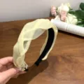 Bandeau élégant en maille plissée jaune pâle avec une bande intérieure noire douce - Style Torsade Tressée en Maille Jaune / Light jaune