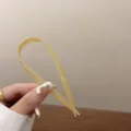 Épingle à cheveux minimaliste beige en forme de U en résine pour coiffures élégantes - Style Vague Croisée / Blanc Cassé