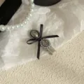 Barrette élégante avec nœud en ruban noir, pierre précieuse étincelante et perles - Petite Pince à Cheveux Nœud