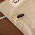Fermaglio per capelli a stella beige minimalista con base nera e scritta fatta a mano - Clip a Becco d'Anatra Stella Bianco Crema / Pezzo Singolo / Bianco avorio