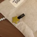Elegante fermaglio per capelli a stella gialla fatto a mano con base a becco d'anatra nera. - Stella a cinque punte / Verde mela