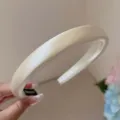 Serre-tête en satin rembourré blanc perle élégant avec design rembourré pour femmes - Crème