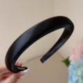 Serre-tête rembourré élégant en satin noir perlé avec un design haut de gamme chic. - Noir