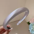 Serre-tête rembourré en satin gris argenté perlé avec effet couronne haute chic - Gris Violet