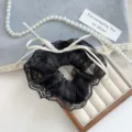 Chouchou élégant en dentelle noire avec nœud en ruban de satin crème style français. - Chouchou Nœud en Dentelle Noire