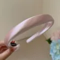 Elegante diadema acolchada de satén rosa perlado para mujer diseño de cabeza alta - Rosa