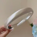 Elegante diadema acolchada de satén perlado en blanco plateado para un look de volumen chic - Champán