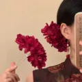 Detalle de una horquilla de flor de tela roja oscura en forma de abanico para Hanfu y Qipao - Palillo para el Cabello Floral Neochino / Burdeos