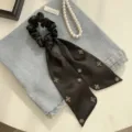 Elegante elastico in raso nero stile francese con nastro e croci vintage retrò. - Nero
