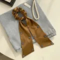 Elegante elastico per capelli in raso marrone con nastro lungo e quadrifoglio - Caffè