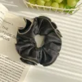 Chouchou élégant en satin noir avec bordure dorée, style froufrou à la française - Noir