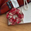 Chouchou élégant à carreaux rouges de style vintage français présenté sur un plateau - Gingham de Base